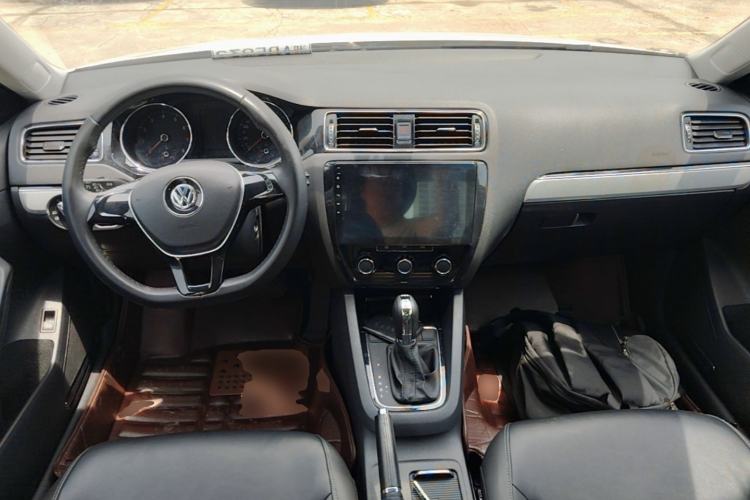 Used Volkswagen Sagitar 2016 230TSI 25th Anniversary Edition Center Console