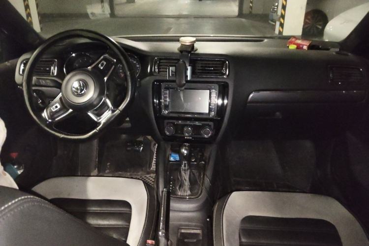 Used Volkswagen Sagitar 2016 280TSI Automatic R-Line Center Console