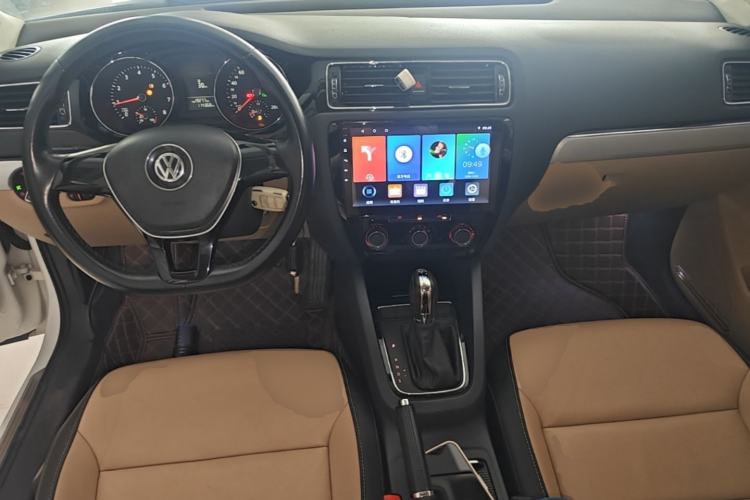 Used Volkswagen Sagitar 2016 230TSI 25th Anniversary Edition Center Console