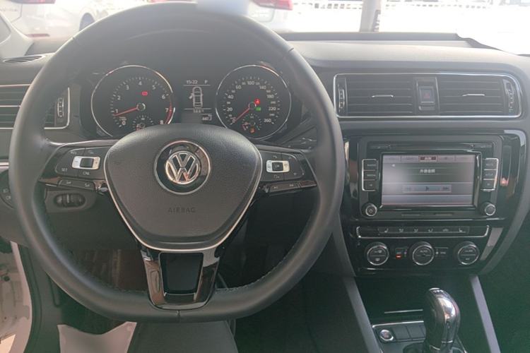 Used Volkswagen Sagitar 2016 230TSI 25th Anniversary Edition Center Console