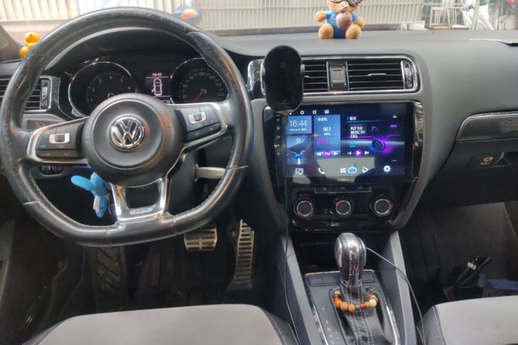 Used Volkswagen Sagitar 2016 280TSI Automatic R-Line Center Console