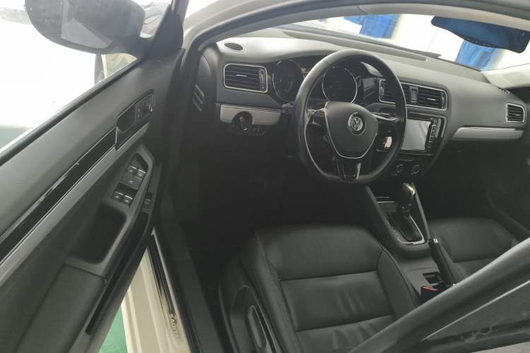 Used Volkswagen Sagitar 2016 230TSI 25th Anniversary Edition Driver Seat