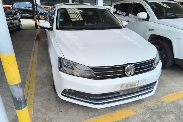 Used Volkswagen Sagitar 2016 230TSI 25th Anniversary Edition Front Right 45 Deg
