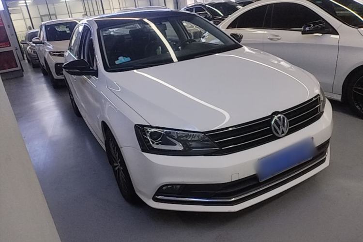 Used Volkswagen Sagitar 2016 230TSI 25th Anniversary Edition Front Right 45 Deg