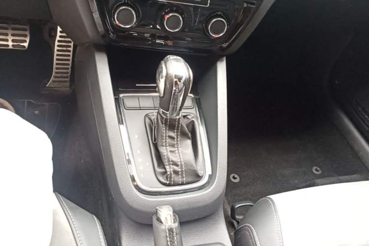 Used Volkswagen Sagitar 2016 280TSI Automatic R-Line Gear Lever