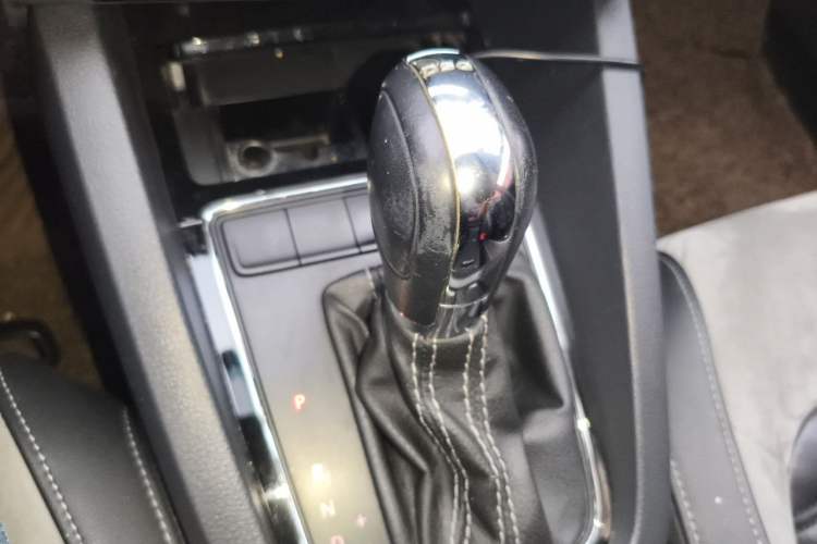 Used Volkswagen Sagitar 2016 280TSI Automatic R-Line Gear Lever