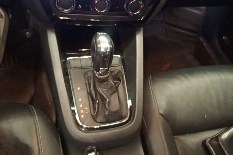 Used Volkswagen Sagitar 2016 230TSI 25th Anniversary Edition Gear Lever