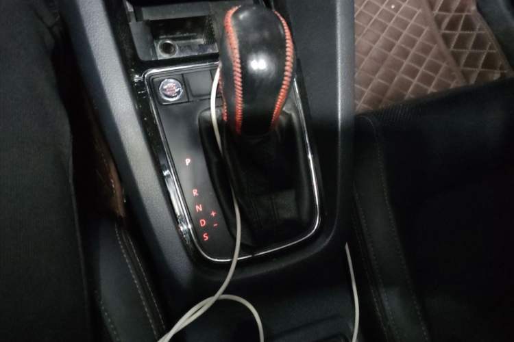 Used Volkswagen Sagitar 2016 230TSI 25th Anniversary Edition Gear Lever