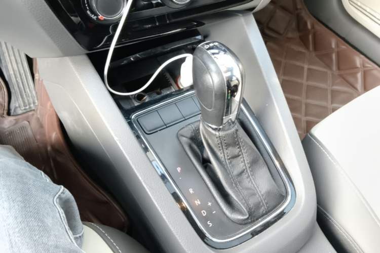 Used Volkswagen Sagitar 2016 230TSI 25th Anniversary Edition Gear Lever