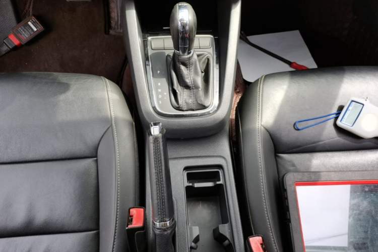 Used Volkswagen Sagitar 2016 230TSI 25th Anniversary Edition Gear Lever