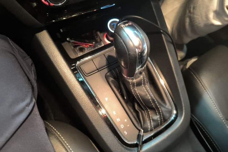 Used Volkswagen Sagitar 2016 230TSI 25th Anniversary Edition Gear Lever