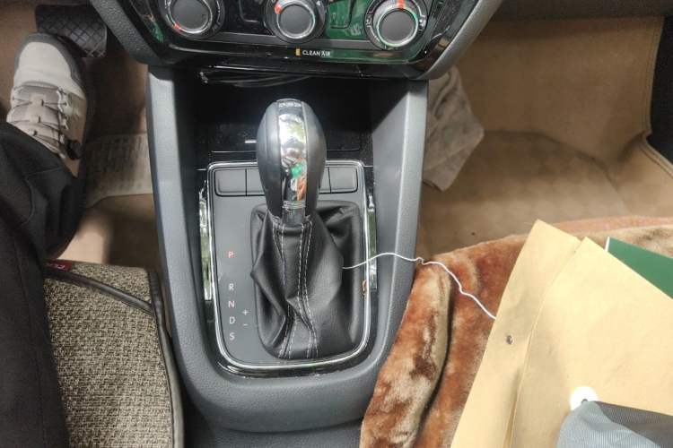 Used Volkswagen Sagitar 2016 230TSI 25th Anniversary Edition Gear Lever