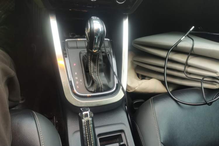 Used Volkswagen Sagitar 2016 230TSI 25th Anniversary Edition Gear Lever