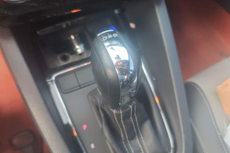 Used Volkswagen Sagitar 2016 280TSI Automatic R-Line Gear Lever
