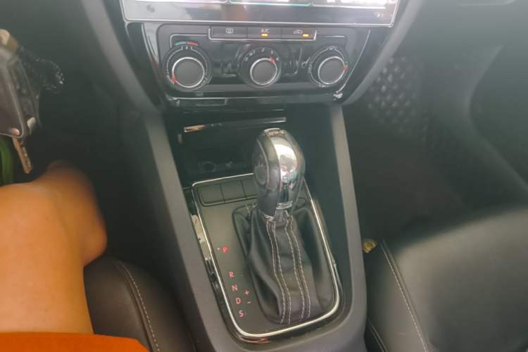 Used Volkswagen Sagitar 2016 230TSI 25th Anniversary Edition Gear Lever