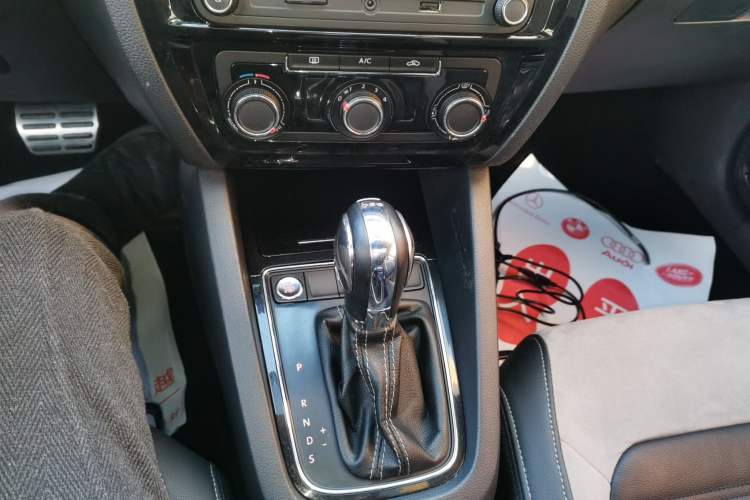 Used Volkswagen Sagitar 2016 280TSI Automatic R-Line Gear Lever