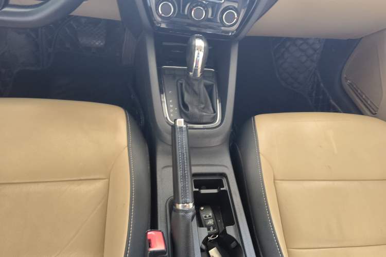 Used Volkswagen Sagitar 2016 230TSI 25th Anniversary Edition Gear Lever