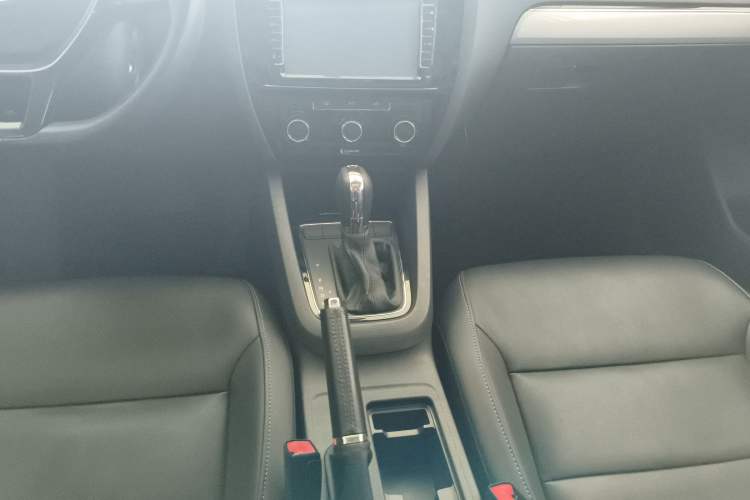Used Volkswagen Sagitar 2016 230TSI 25th Anniversary Edition Gear Lever