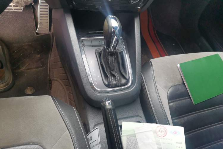 Used Volkswagen Sagitar 2016 280TSI Automatic R-Line Gear Lever