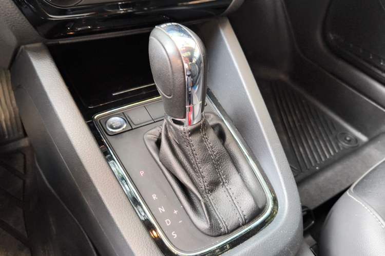 Used Volkswagen Sagitar 2016 230TSI 25th Anniversary Edition Gear Lever