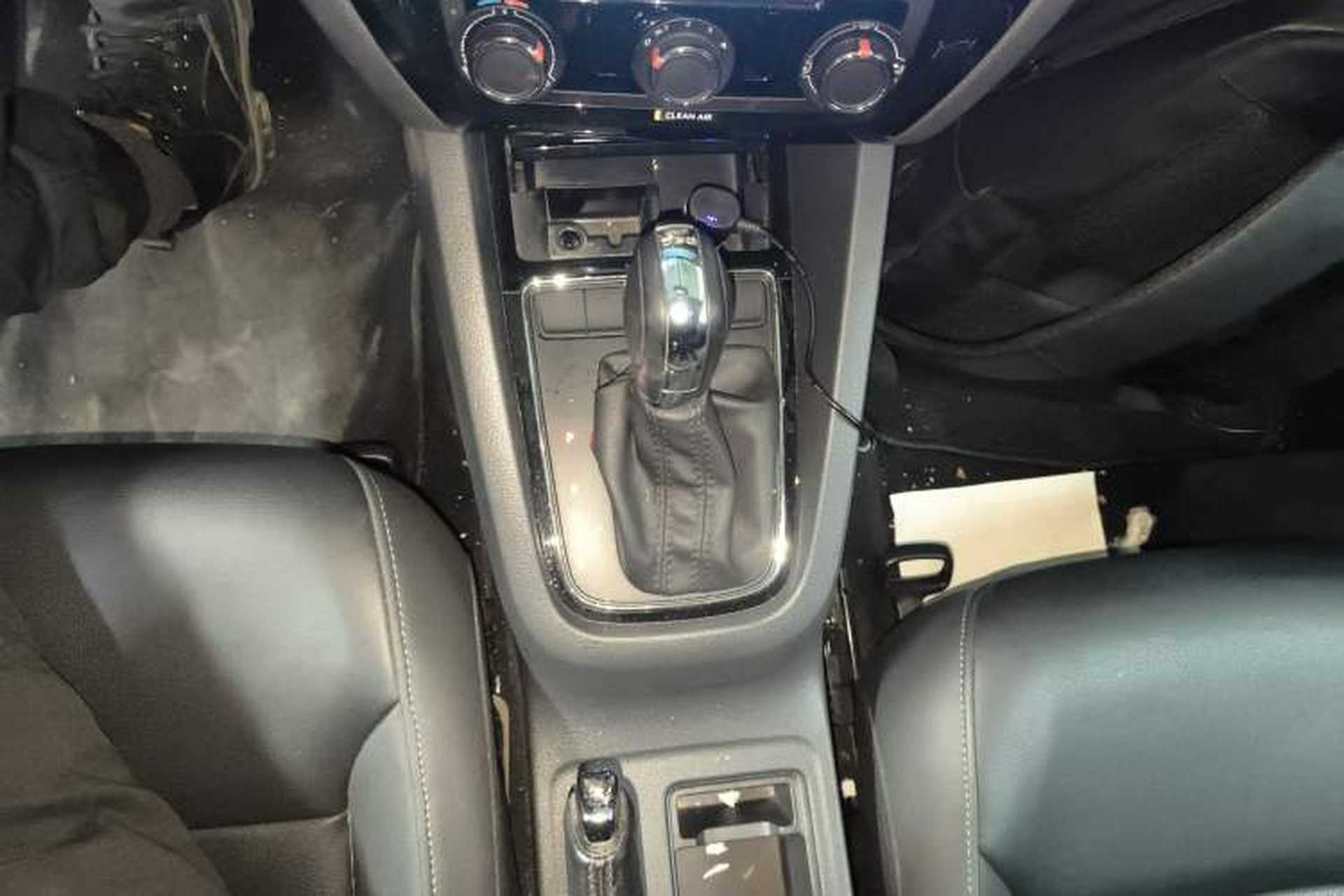 Used Volkswagen Sagitar 2016 230TSI 25th Anniversary Edition Gear Lever