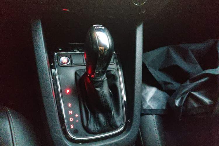 Used Volkswagen Sagitar 2016 230TSI 25th Anniversary Edition Gear Lever