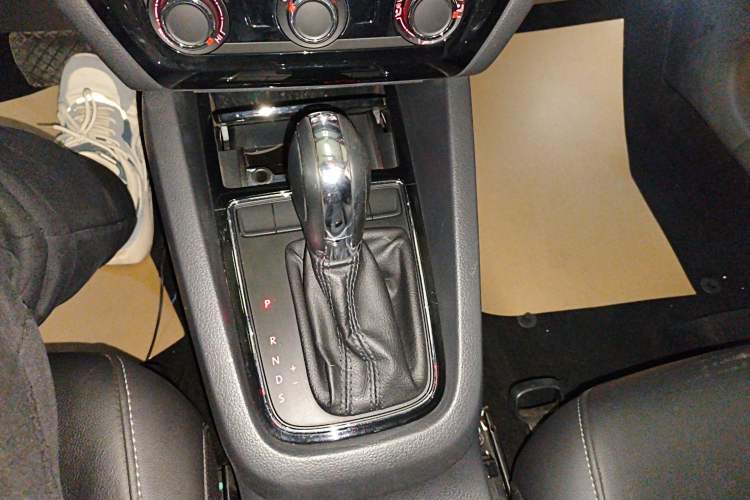 Used Volkswagen Sagitar 2016 230TSI 25th Anniversary Edition Gear Lever