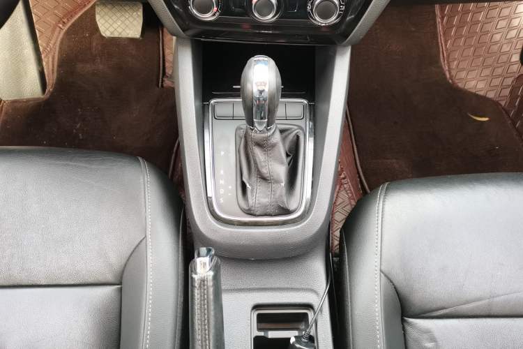 Used Volkswagen Sagitar 2016 230TSI 25th Anniversary Edition Gear Lever