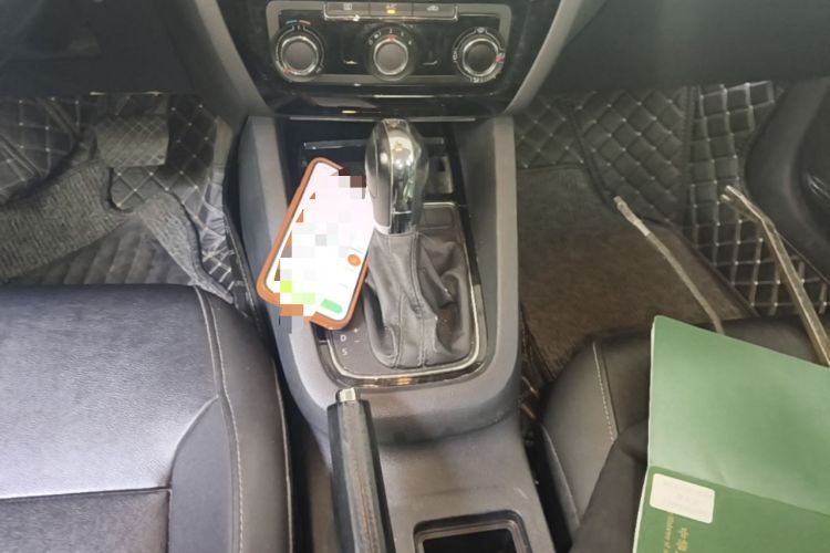 Used Volkswagen Sagitar 2016 230TSI 25th Anniversary Edition Gear Lever