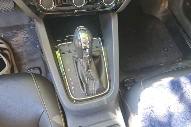 Used Volkswagen Sagitar 2016 230TSI 25th Anniversary Edition Gear Lever