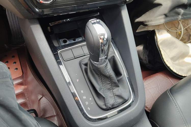 Used Volkswagen Sagitar 2016 230TSI 25th Anniversary Edition Gear Lever