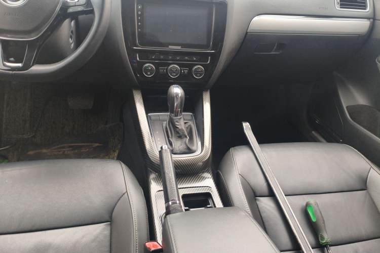 Used Volkswagen Sagitar 2016 230TSI 25th Anniversary Edition Gear Lever