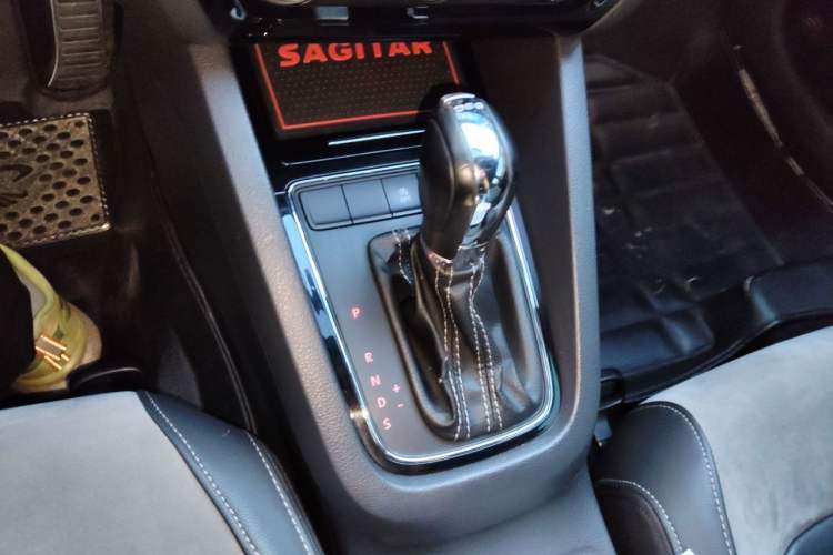 Used Volkswagen Sagitar 2016 280TSI Automatic R-Line Gear Lever