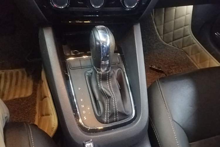 Used Volkswagen Sagitar 2016 230TSI 25th Anniversary Edition Gear Lever