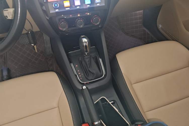 Used Volkswagen Sagitar 2016 230TSI 25th Anniversary Edition Gear Lever