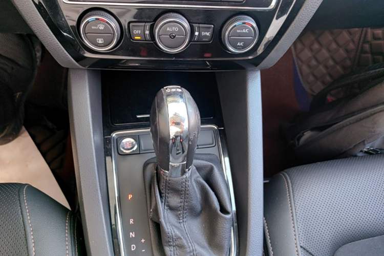 Used Volkswagen Sagitar 2016 230TSI 25th Anniversary Edition Gear Lever