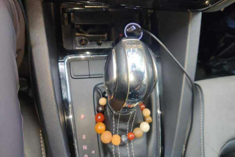 Used Volkswagen Sagitar 2016 280TSI Automatic R-Line Gear Lever