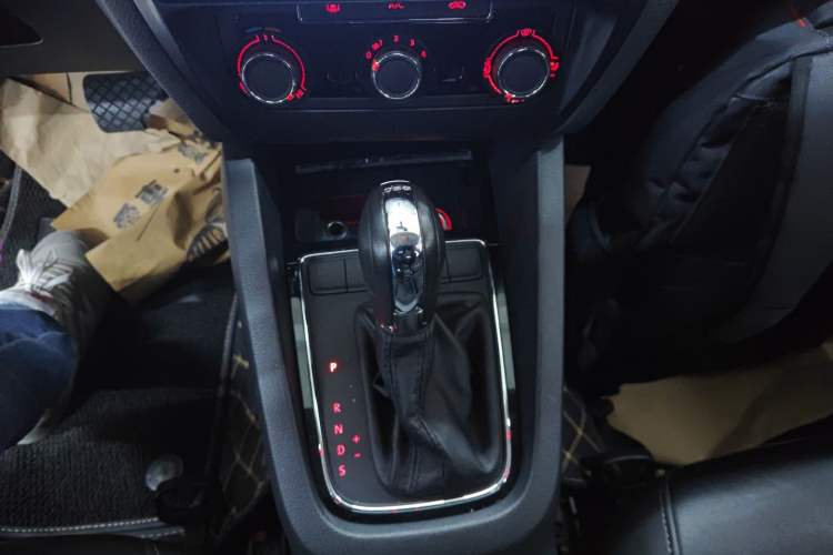 Used Volkswagen Sagitar 2016 230TSI 25th Anniversary Edition Gear Lever