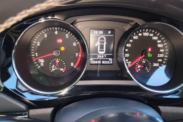 Used Volkswagen Sagitar 2016 280TSI Automatic R-Line Instrument Cluster