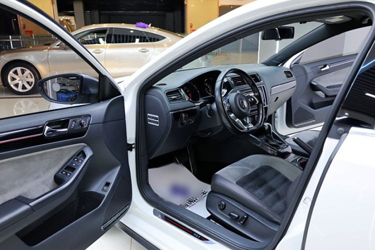 Used Volkswagen Sagitar 2016 2.0 TSI GLI Interior 14