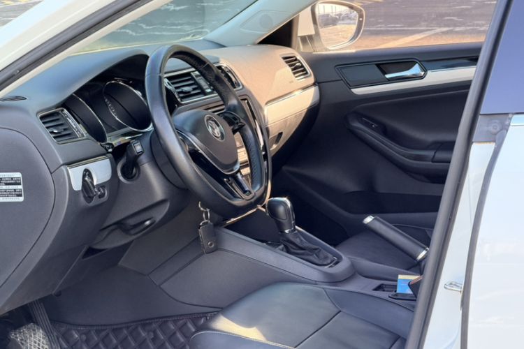 Used Volkswagen Sagitar 2016 230TSI 25th Anniversary Edition Interior 6