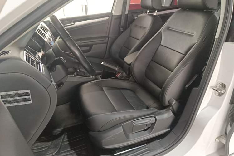 Used Volkswagen Sagitar 2016 230TSI 25th Anniversary Edition Left Front Seat