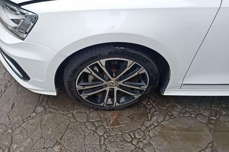 Used Volkswagen Sagitar 2016 280TSI Automatic R-Line Left Front Wheel Hub