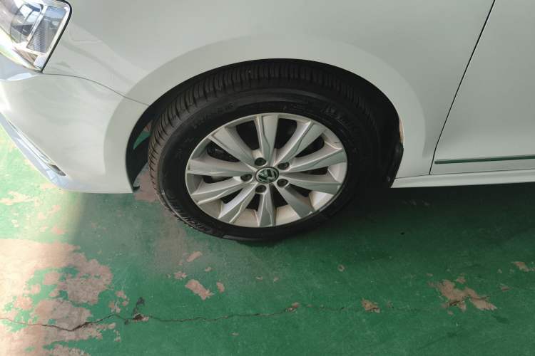 Used Volkswagen Sagitar 2016 230TSI 25th Anniversary Edition Left Front Wheel Hub