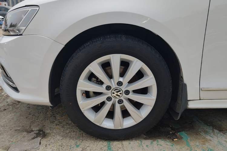 Used Volkswagen Sagitar 2016 230TSI 25th Anniversary Edition Left Front Wheel Hub