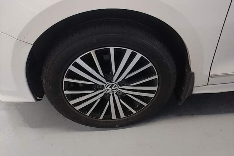 Used Volkswagen Sagitar 2016 230TSI 25th Anniversary Edition Left Front Wheel Hub