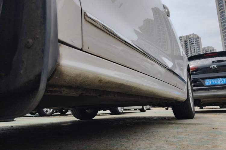 Used Volkswagen Sagitar 2016 230TSI 25th Anniversary Edition Left Side Sill