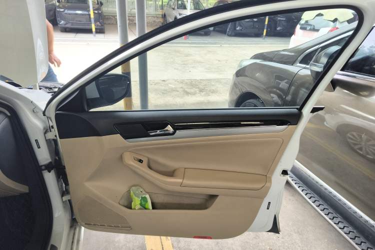 Used Volkswagen Sagitar 2016 230TSI 25th Anniversary Edition Right Front Door Interior
