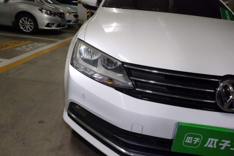 Used Volkswagen Sagitar 2016 230TSI 25th Anniversary Edition Right Front Headlight