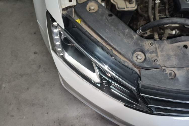 Used Volkswagen Sagitar 2016 230TSI 25th Anniversary Edition Right Front Headlight